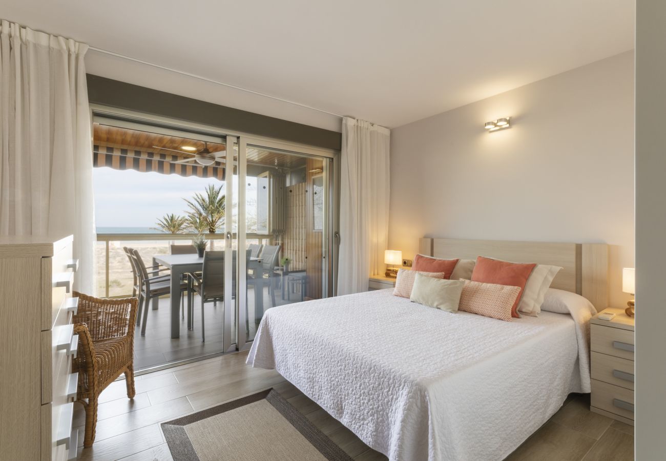 apartamento lujo primera línea playa Gandia amplia terraza wifi