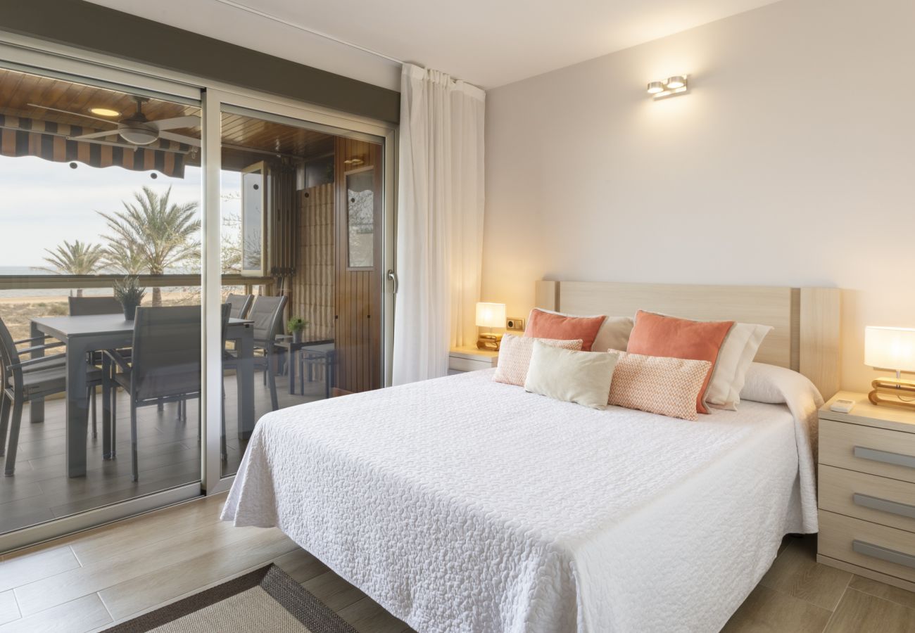 luxury beachfront apartment, amazing sea views, terrace wifi Gandia